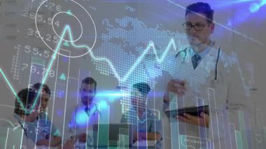 Konferans masası etrafında işbirliği yapan tıbbi ekip holografik çizelgeler ve verilerle etkileşime giriyor. Sağlık, işbirliği, teknoloji, yenilik, analiz, profesyonellik, disiplinler arası