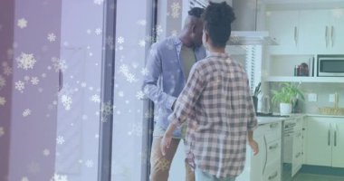 Sürgülü cam kapının yanında duran, el ele tutuşan, kahve bardağıyla iç tasarım yapan çift. Romantizm, samimiyet, modern, rahat yaşam tarzı, dekor, sıcaklık