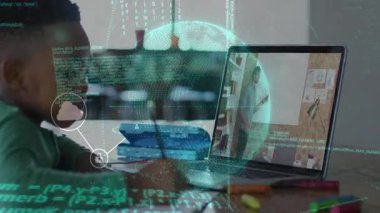Öğrenci, internetteki eğitim oturumunda dizüstü bilgisayarda yüzen bulut kilidi simgeleriyle yazı yazıyor. Teknoloji, uzaktan öğrenme, dijital iletişim, ev ofisi, eğitim, bağlantı, modern tasarım