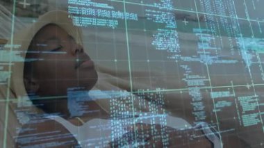 Sahilde yaslanan bir kadın yeşil çizgiler ve teknoloji teması için kaydırma kodu gösteriyor. Deniz kıyısı, sükunet, dijital karışım, rahatlık, dinginlik, modern, gevşeme