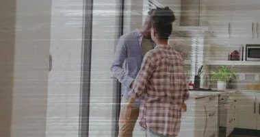 Kadın ve erkek sürgülü cam kapının yanında akıllı mutfak tasarımı keşfediyor, hareketli bar grafiği sergiliyorlar. Modern, minimalizm, konforlu, çağdaş, yaşam tarzı, yerli, konuşkan