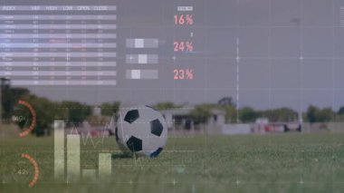 Bayan futbolcu topa vuruyor, turta ve bar çizelgeleri ile spor verileri için dünya haritası hazırlıyor. Atletik, hareket, rekabet, performans, açık hava, teknoloji, analiz