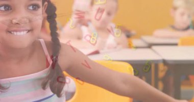 Saç örgülü kız sınıftaki sarı masalar arasında hafıza kartına uzanıyor ve veri örtüsü sergiliyor. Çocuklar, eğitim, öğrenme, pozitiflik, takım çalışması, renkli, akademik