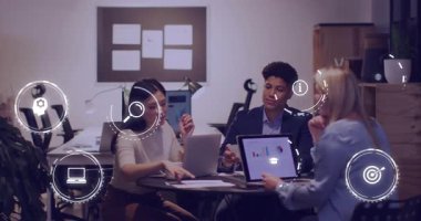 Meslektaşlarım ofisteki yuvarlak masa etrafında teknik çizelgeleri inceliyor, animasyon analitik simgeler sergiliyorlar. İşbirliği, beyin fırtınası, yenilik, modern, kurumsal, üretkenlik, takım çalışması