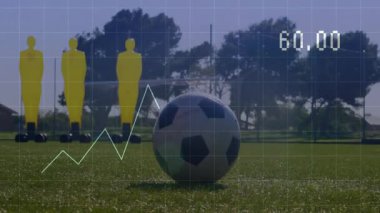 Futbol oyuncusu çimenli sahada topu kontrol ediyor, spor teknolojisi çizgisi grafiğini gösteriyor. Atletik, takım çalışması, antrenman, açık hava, canlı, rekabetçi, performans