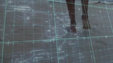 Erkek kıyı şeridinde yürüyor, dijital şebeke örtüsüyle ve teknoloji için kablo şekilleriyle. Deniz kıyısı, ayakkabı, minimalist, fütürist, yenilik, sükunet, keşif