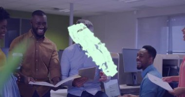 Teknoloji ekibi açık planlı ofiste işbirliği yapıyor, holografik bulut ve vites sembolleri sergiliyorlar. İşbirliği, yenilik, dijital, profesyonel, fütüristik, takım çalışması, çalışma alanı