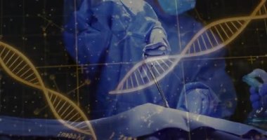 Kadın klinik laboratuarında laboratuvar prosedürü uyguluyor. Animasyon DNA sarmalları ve moleküler düğümler gösteriyor. Bilim, biyoteknoloji, yenilik, araştırma, görselleştirme, fütüristik, kesinlik