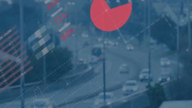 Bulanık arabalar şehir otoyolu boyunca süratle giderken finansal tablolar düz tasarımla örtüşüyor. Kentsel, ulaşım, teknoloji, veri, altyapı, modern, geçiş