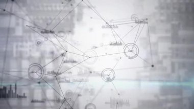 İş analisti, veri arayüzü, dairesel düğümler ve bar grafik simgeleriyle ağ hatlarını takip ediyor. Soyut, bağlantı, teknoloji, veri, ağ, görselleştirme, modern