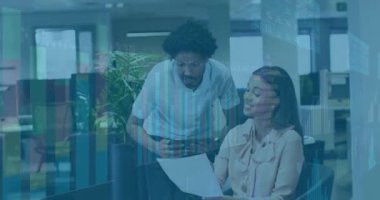 İş arkadaşları açık planlı ofiste, borsada yüzen grafikleri gösteren yazılı belgeleri paylaşıyorlar. İşbirliği, takım çalışması, iş, modern, profesyonel, üretkenlik, yenilik