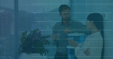 İş arkadaşları su soğutucusunun başında dikilip dijital hat grafikleri ve yüzdeleri gösteriyor. Şirket, işbirliği, üretkenlik, modern, profesyonel, yenilik, teknoloji