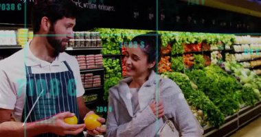 Markette portakalı inceleyen tezgahtar ve alışverişçi bar grafikleri ve fiyat etiketlerini gösteriyor. Perakende, ticaret, analitik, sağlık, tazelik, tüketici, dijital