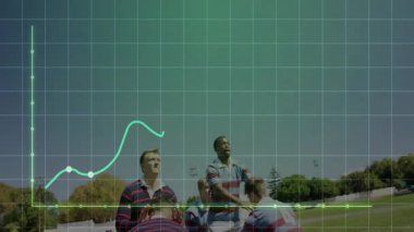 Rugby takımı çimenli sahada oyuncuları kaldırıyor, spor analitiği performans grafiği örtüşmesini gösteriyor. Atletizm, takım çalışması, dayanıklılık, açık hava, aksiyon, canlı, rekabet