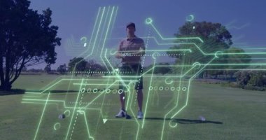 Golf sahasında duran bir golfçü teknoloji için neon devreleri vurguluyor. Spor, eğlence, yenilik, modern, açık hava, canlılık, hassasiyet