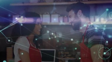 İki barmen, elinde tablet ve hamur işleriyle kahve tezgahı işletiyor. Teknoloji ağı üst üste binmiş. Cafe, misafirperverlik, esnaf, marka, modern, takım çalışması, bağlantı