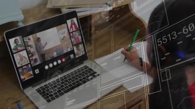 Erkek eğitmen evde sanal eğitim oturumunda yüzen matematik denklemleri gösteriyor. E-öğrenme, uzaktan, dijital, eğitim, sınıf, yenilikçi, etkileşimli