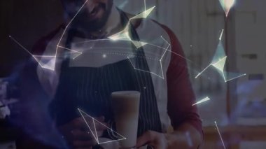 Önlük giyen adam atölyeyi keşfediyor, teknoloji tasarımcıları için holografik dünya ağı projeksiyonu yapıyor. Teknoloji, yenilik, dijital, bağlantı, fütüristik, çalışma alanı, mühendislik