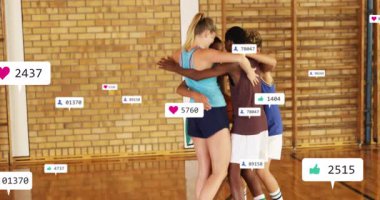 Gençlik dörtlüsü spor salonunda süzülen bir kalple sarılıyor ve takipçi büyümesini gösteren ikonlar gibi. Takım çalışması, dostluk, motivasyon, enerjik, sportmenlik, topluluk, çağdaş