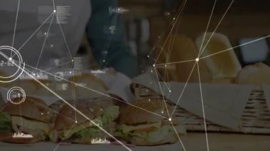 Ahşap duvarın önünde duran adam, teknoloji ağını düğümler ve bar çizelgeleriyle örtüyor. Teknoloji, bağlantı, veri, yenilik, modern, çalışma alanı, analiz