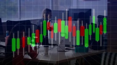 Açık planlı ofis masasında çalışan iş arkadaşları, monitörlere yeşil finansal grafiği yüklüyorlar. İşbirliği, üretkenlik, modern, teknoloji, çalışma alanı, iş alanı, analiz