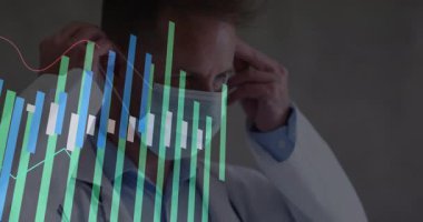 Laboratuvar önlüğü giyen ve laboratuvar verilerini yüzen bar çizelgeleriyle izleyen bir erkek araştırmacı. Bilim adamı, analitik, teknoloji, yenilik, kesinlik, dijital, bilimsel