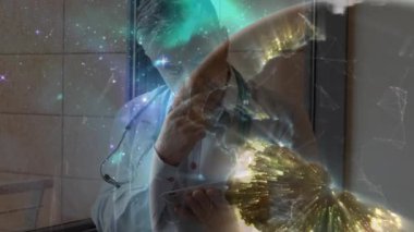 Galaksiler sağlık teknolojisinde veri düğümlerinin etrafında dönerken erkek doktor elinde tablet ve steteskop tutuyor. Tıbbi, teknoloji, yenilik, fütürist, profesyonel, sağlık hizmetleri, dijital