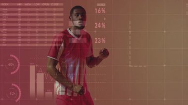 Analitik gösterge panelinde duran erkek sporcu, teknoloji grafikleri ve dünya haritası örtüleri sergiliyor. Spor giysileri, veri görselleştirme, dijital arayüz, analitik, fitness, teknoloji, modern