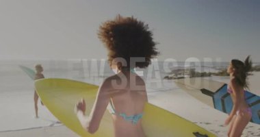 Kumlu sahilde okyanusa doğru koşan üç kadın, pazarlama için animasyon sörf tahtası simgeleri sergiliyorlar. Plaj, sörf, etkinlik, macera, açık hava, canlı, sağlıklı