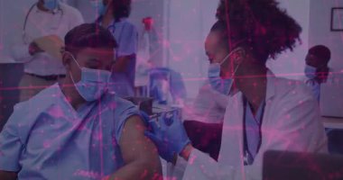 Sağlık personeli, klinikteki pembe ağ kaplamalı hastaya aşı enjekte ediyor. Tıbbi, aşı, sağlık hizmetleri, klinik, güvenlik, güvenlik protokolleri, tıbbi profesyoneller