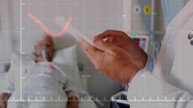 Hastane odasında tablet ve steteskop kullanan kıdemli erkek doktor kırmızı çizgi grafiğini gösteriyor. Tıbbi, sağlık, teknoloji, tanı, klinik, profesyonel, yenilik