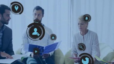 İş toplantılarında oturan meslektaşlar, sosyal medya simgeleriyle ve iletişim ağlarıyla uğraşıyorlar. Profesyonel, takım çalışması, modern, iletişim, işbirliği, dijital, kurumsal