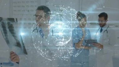 Üç tıp uzmanı göğüs röntgeni ve tablet görüntüsü ile holografik küreyi inceliyor. Sağlık, teletıp, dijital sağlık, tıbbi yenilik, fütüristik, işbirliği, hastane