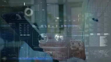 Ofis içi akıllı telefonları dinleyen, yüzen hat grafikleri ve bar çizelgeleri olan bir teknoloji uzmanı. Teknoloji, yenilik, veri, dijital, analitik, arayüz, ağ