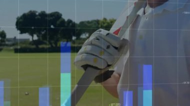 Kriket oyuncusu kriket sahasında kask kayışı tutuyor, harita haritalarını gösteriyor. Sporcu, spor, teknoloji, analitik, eğitim, performans, açık hava