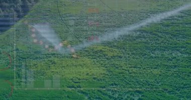 Düz dizayn dijital verileri kaplarken merkez pivot fıskiyeler de ekin sıraları boyunca su püskürtüyor. Tarım, hassas tarım, dijital teknoloji, hava, sürdürülebilirlik, modern, yenilik