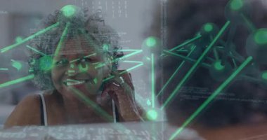 Kıdemli kadın masasına odaklanıyor, teknolojik ortamda holografik sinirsel ağ kodlarıyla etkileşimde bulunuyor. Dijital, yenilik, fütüristik, bilim, zeka, teknoloji, veri