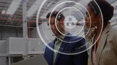 Ekip, animasyon ağ grafikleri ve kullanıcı simgelerini gösteren imalat tesisinde dizüstü bilgisayar verilerini inceliyor. İşbirliği, endüstri, dijital, teknoloji, takım çalışması, gökdelen, yenilik