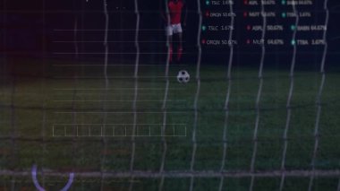 Geceleri sahada topu kontrol eden erkek futbolcu spor çizelgeleri ve analitik sergiliyor. Sporcu, spor analizi, dijital görselleştirme, performans, stadyum, hareket, rekabet