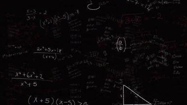 Matematiksel ifadeler ve diyagramlar ayrıntılı düz tasarımla kara tahtada dönüyor. Soyut, eğitici, resimsel, analitik, geometrik, teknik, bilimsel