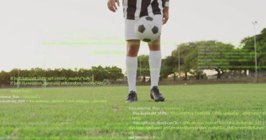 Futbol oyuncusu çimen sahasında topu kontrol ediyor, spor analitiğini gösteren animasyon kodlarıyla. Atletizm, spor, teknoloji, dinamik, açık hava, rekabet, profesyonel