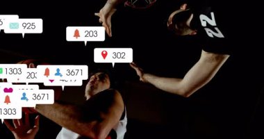 Erkek sporcular top ile çemberin altına atlayıp spor pazarlamasını yüzen sosyal simgelerle sunuyorlar. Eylem, rekabet, atletizm, dinamik, fitness, oyun, takım çalışması