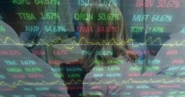 Doktor klinikteki hasta üzerinde dijital termometre kullanarak finansal verileri ve hisse senedi grafiklerini gösteriyor. Tıbbi, sağlık, teknoloji, analitik, teşhis, profesyonel, klinik