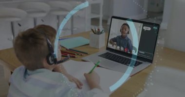 Masada elinde kalem tutan kulaklık takan öğrenci e-öğrenme çağrısına biyometrik kaplamayla katılıyor. Çocuklar, eğitim, teknoloji, öğrenme, işbirliği, çalışma alanı, dijital