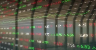 Cam camların üzerinden kayan dijital borsa grafiği değerleri ve ok göstergelerini gösteriyor. Finansal veriler, teknoloji, fütüristik, dijital arayüz, kentsel çevre, iş analizleri, yenilik