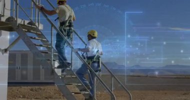 Çatıya tırmanan iki teknisyen yüzen dijital kaplamalı HVAC verilerini gösteriyorlar. Endüstriyel, takım çalışması, güvenlik, teknoloji, altyapı, mühendislik, açık hava