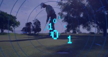 Adam yeşil üzerine golf sopası hazırlıyor, animasyon teknolojisi ikili veri çemberleriyle örtüşüyor. Atletik, profesyonellik, temiz tasarım, spor, açık hava, hassasiyet, dijital yenilik