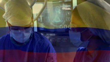 Cerrahlar yan yana ameliyat odasında anatomik taramayı monitörde gösteriyorlar. Tıbbi, sağlık, profesyonellik, teknoloji, danışma, hassasiyet, işbirliği