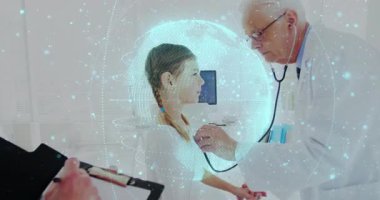 Doktor, yüzen holografik küreyle tıbbi konsültasyonda çocuk hasta üzerinde steteskop kullanıyor. Sağlık, pediatri, teknoloji, teşhis, yenilik, sağlık, muayene