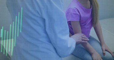 Doktor, muayene masasında steteskopla çocuk hasta muayene ediyor. Tıbbi tabloları üst üste koyuyor. Sağlık, pediatrik, tanı, profesyonellik, klinik, analiz, büyüme